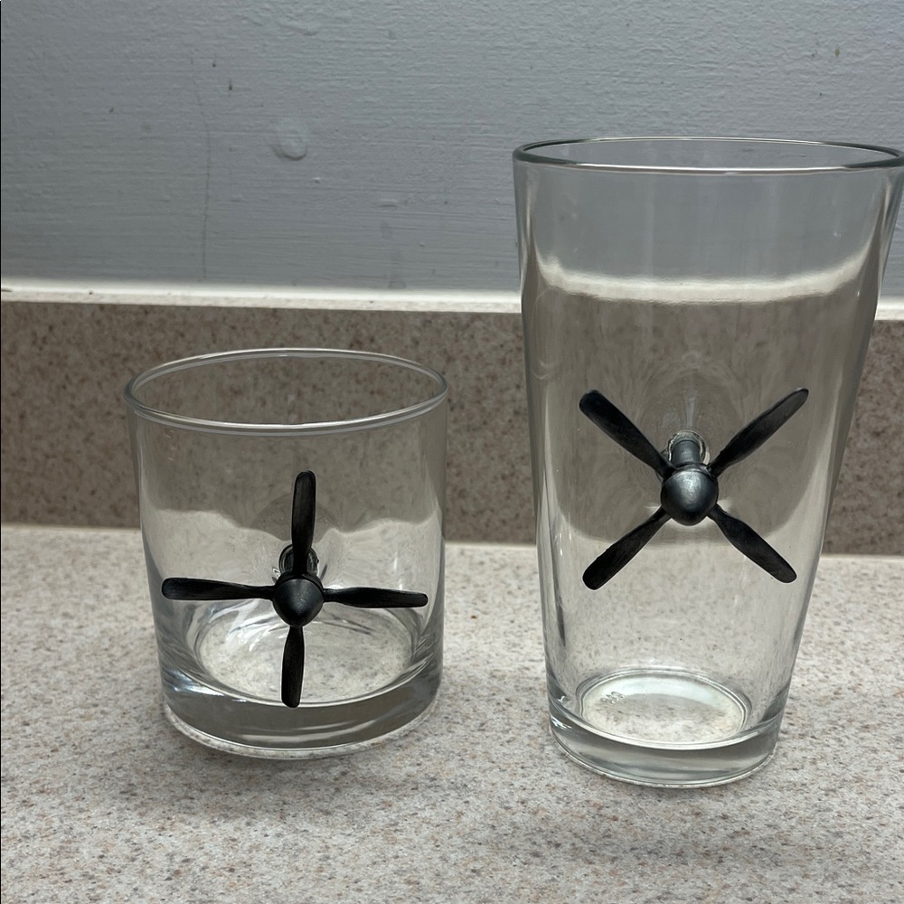 Aviation-Inspired Glass Set with Grey Spinable Propeller Design
